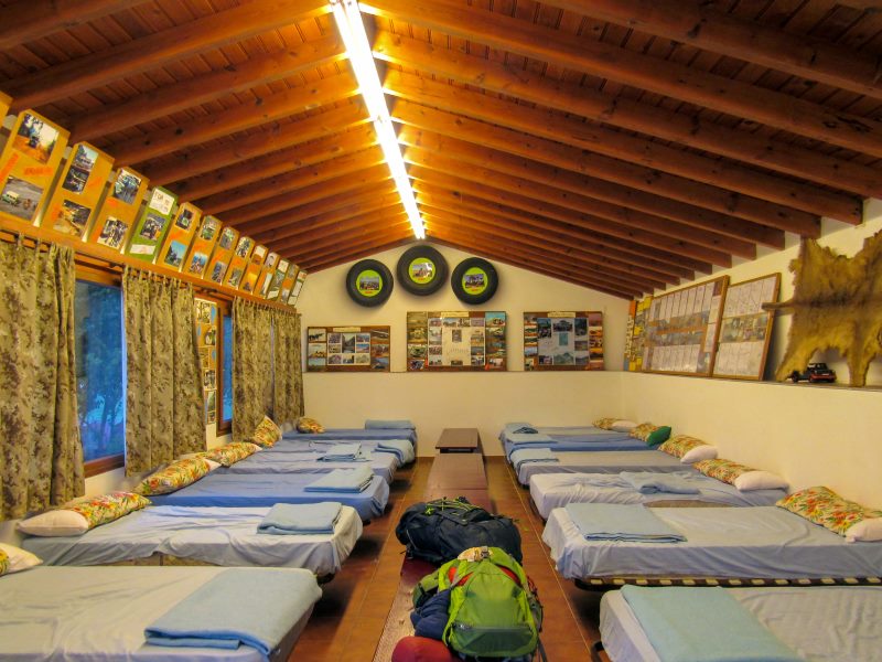 Betten in Schlafsaal in Jakobsweg Herberge des Camino Francés